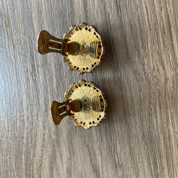 VINTAGE PEARL ROUND GOLD SEASHELL EDGE CLIP ON EARRINGS - Picture 5 of 10